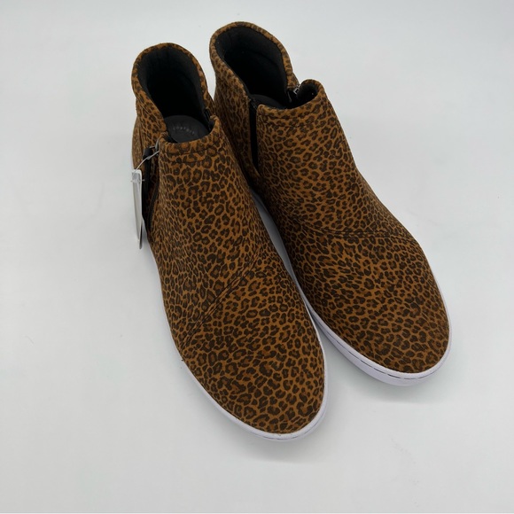 Clarks Pawley Adwin Suede Hi-Top Sneaker - Picture 2 of 9